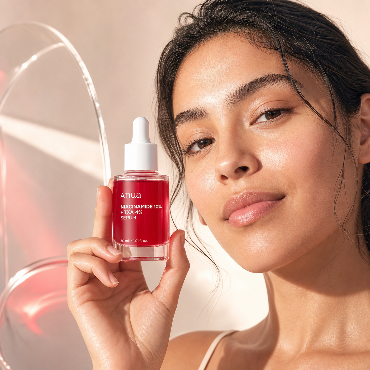 Mujer con piel luminosa y sérum ANUA Niacinamide 10% + TXA 4%